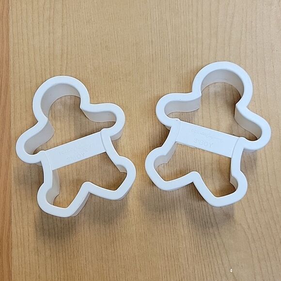 Gingerbread bundle..Cookie pans, tin plate with recipe, cutters, figures, plate - Picture 9 of 13